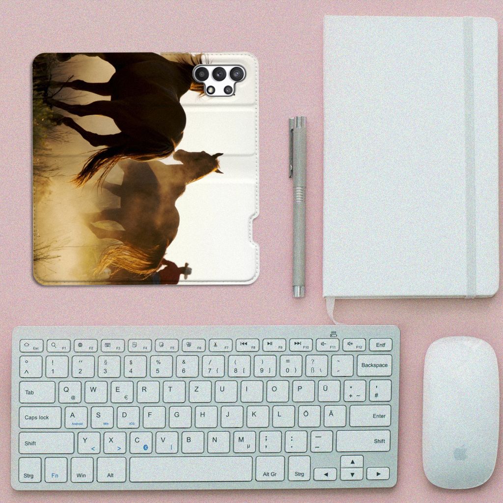 Samsung Galaxy A32 4G | A32 5G Enterprise Editie Hoesje maken Design Cowboy met paardenprint op een bureau.