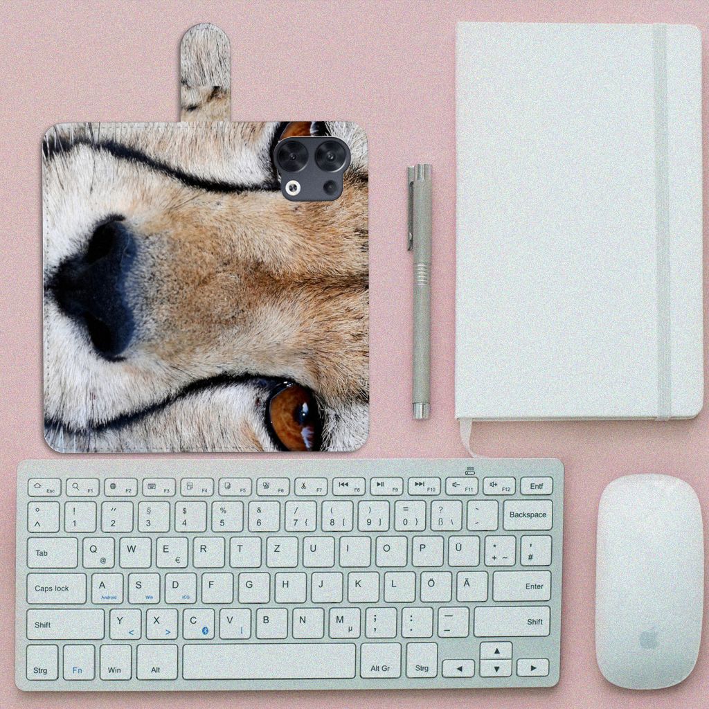OPPO Reno8 Telefoonhoesje met Pasjes Cheetah close-up van cheeta op een bureau met toetsenbord en muis