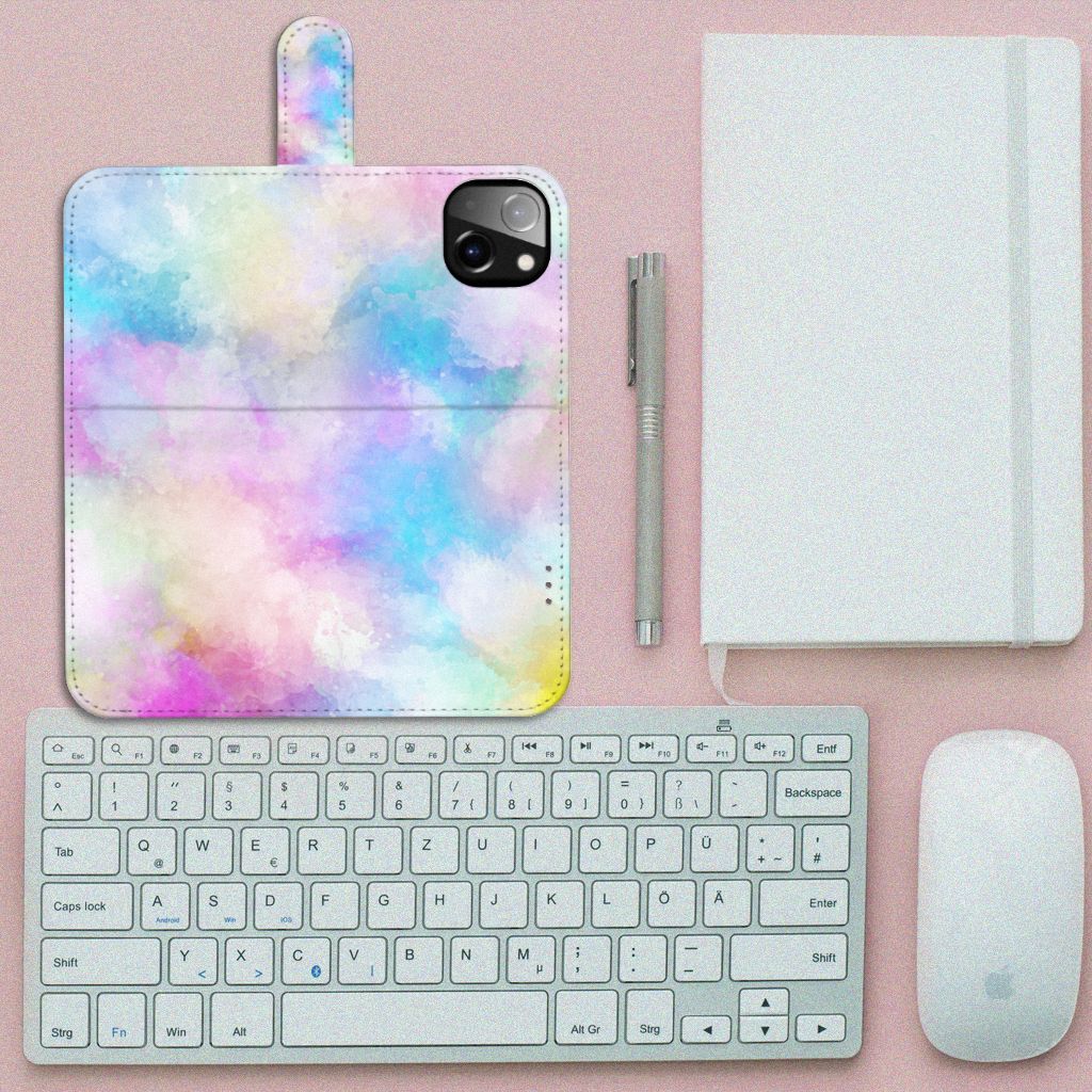 Hoesje iPhone 14 Plus Watercolor Light met pastelkleuren op een bureau met toetsenbord en notitieboek.