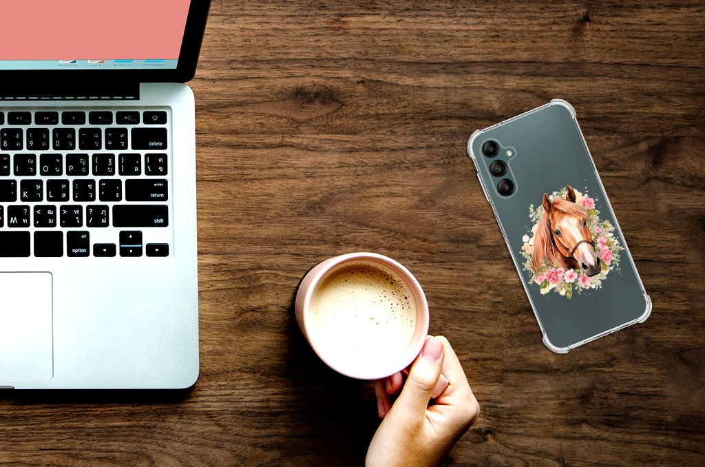 Case Anti-shock voor Samsung Galaxy A14 5G/4G Paard naast een laptop en een mok koffie op een houten tafel.