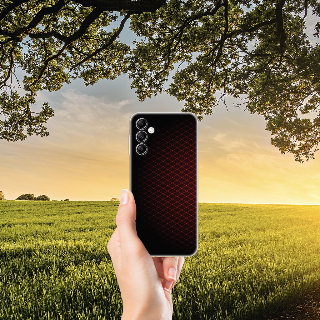 Samsung Galaxy A14 5G TPU bumper Geruit Rood in hand, met een mooie zonsondergang op de achtergrond.