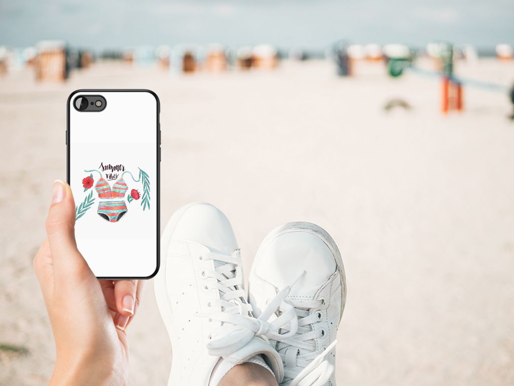 iPhone SE 2022 | SE 2020 | 7/8 Hoesje Boho Summer met design op een strand in de hand.