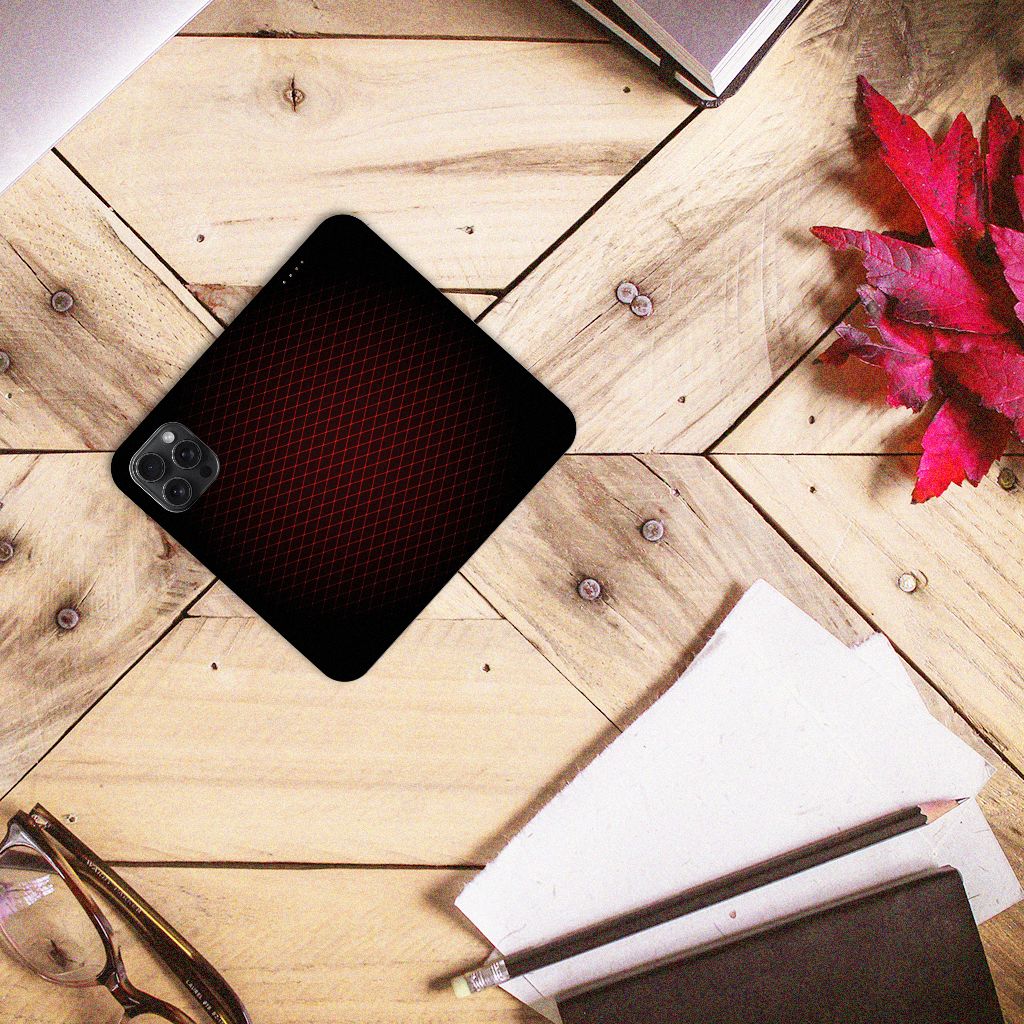 iPhone 15 Pro Max Hoesje met Magneet Geruit Rood op een houten tafel, stijlvol en trendy.