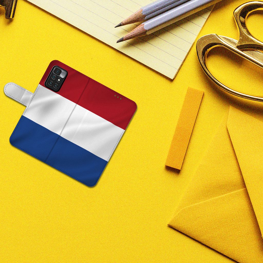 Xiaomi Redmi 10 Bookstyle Case Nederlandse Vlag op een gele achtergrond met schaar en potloden.