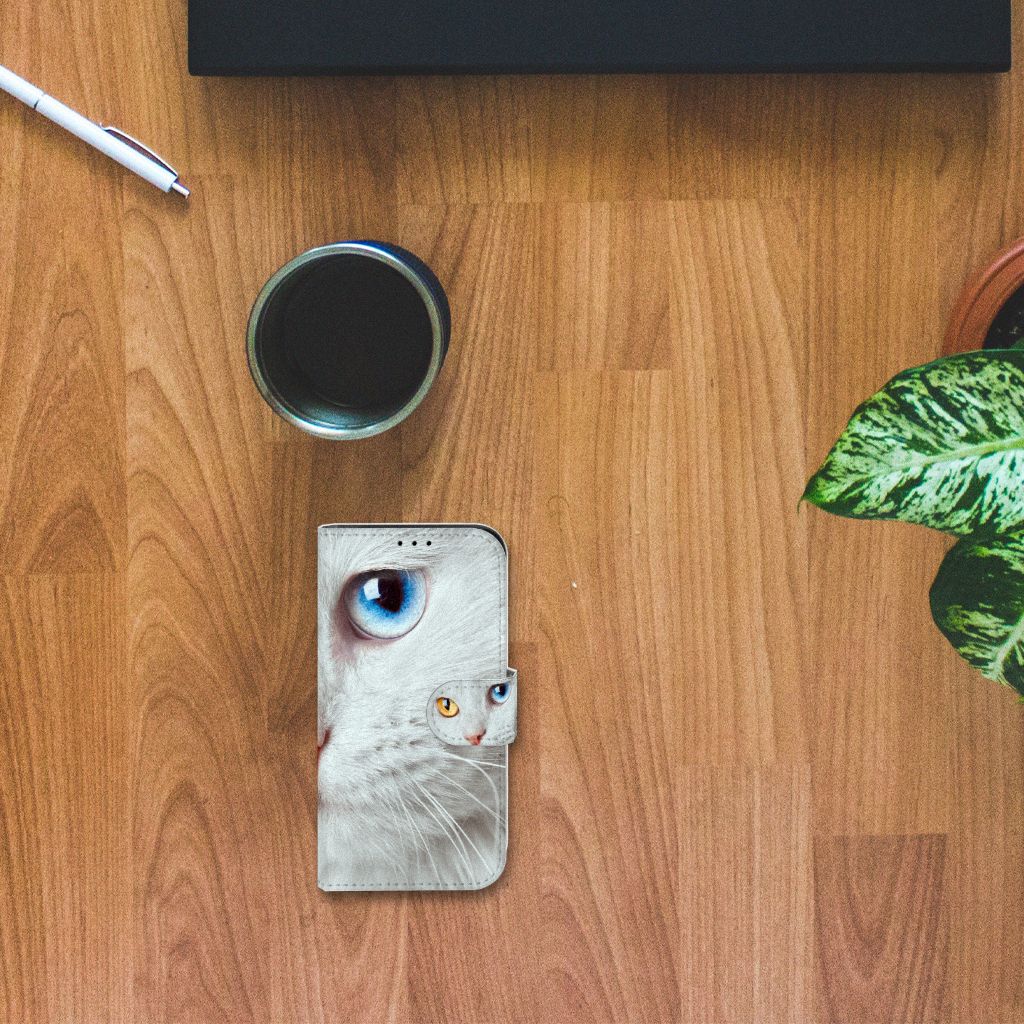 iPhone 13 Mini Telefoonhoesje met Pasjes Witte Kat