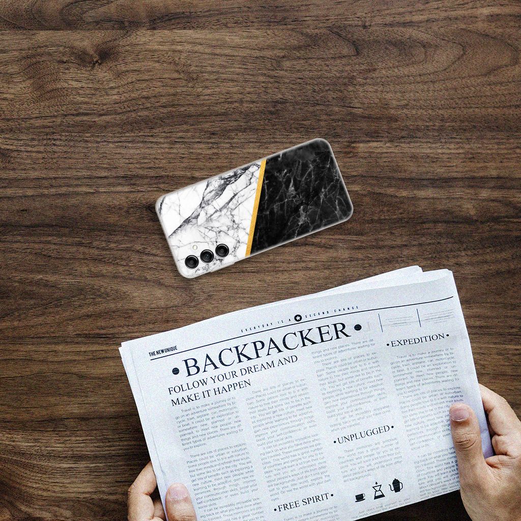 Samsung Galaxy A14 5G TPU Siliconen Hoesje Marmer Wit Zwart - Origineel Cadeau Man op een houten tafel met krant.