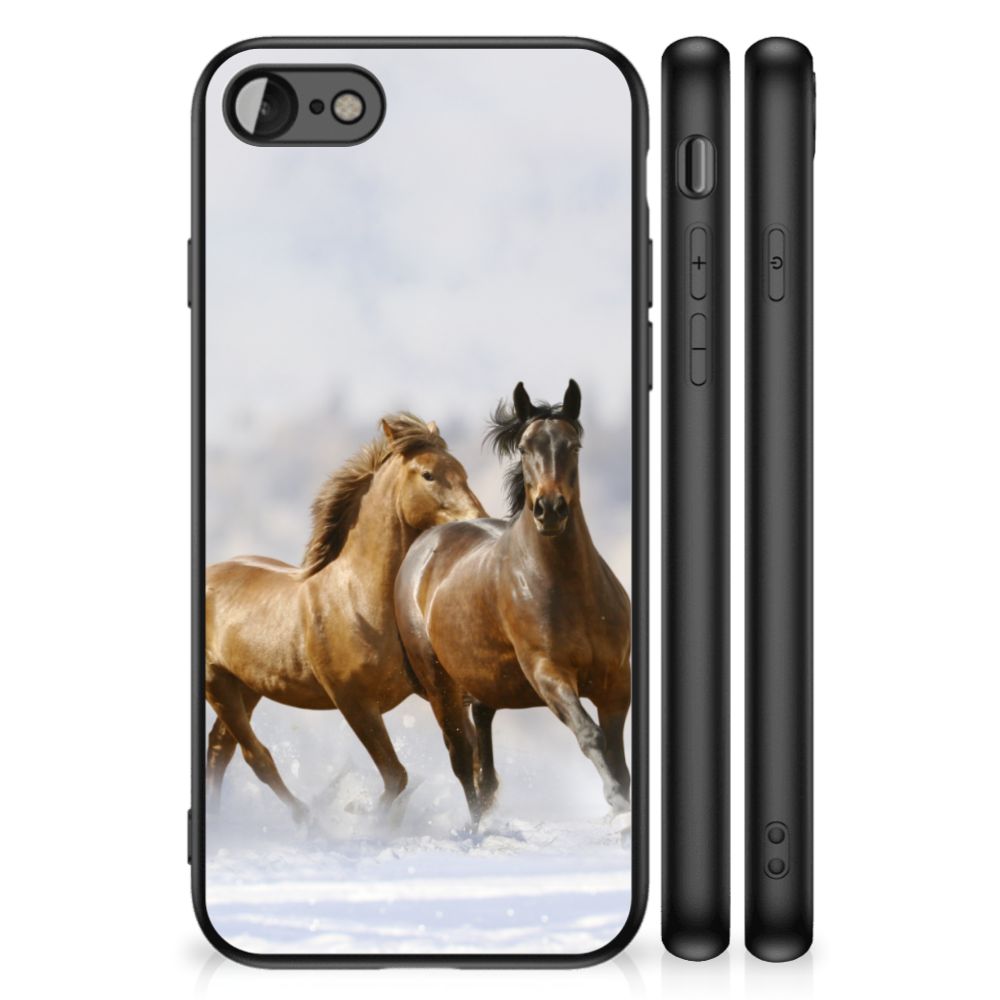 iPhone SE 2022 | SE 2020 | 7/8 Dierenprint Telefoonhoesje Paarden met twee rijdende paarden op de achtergrond.