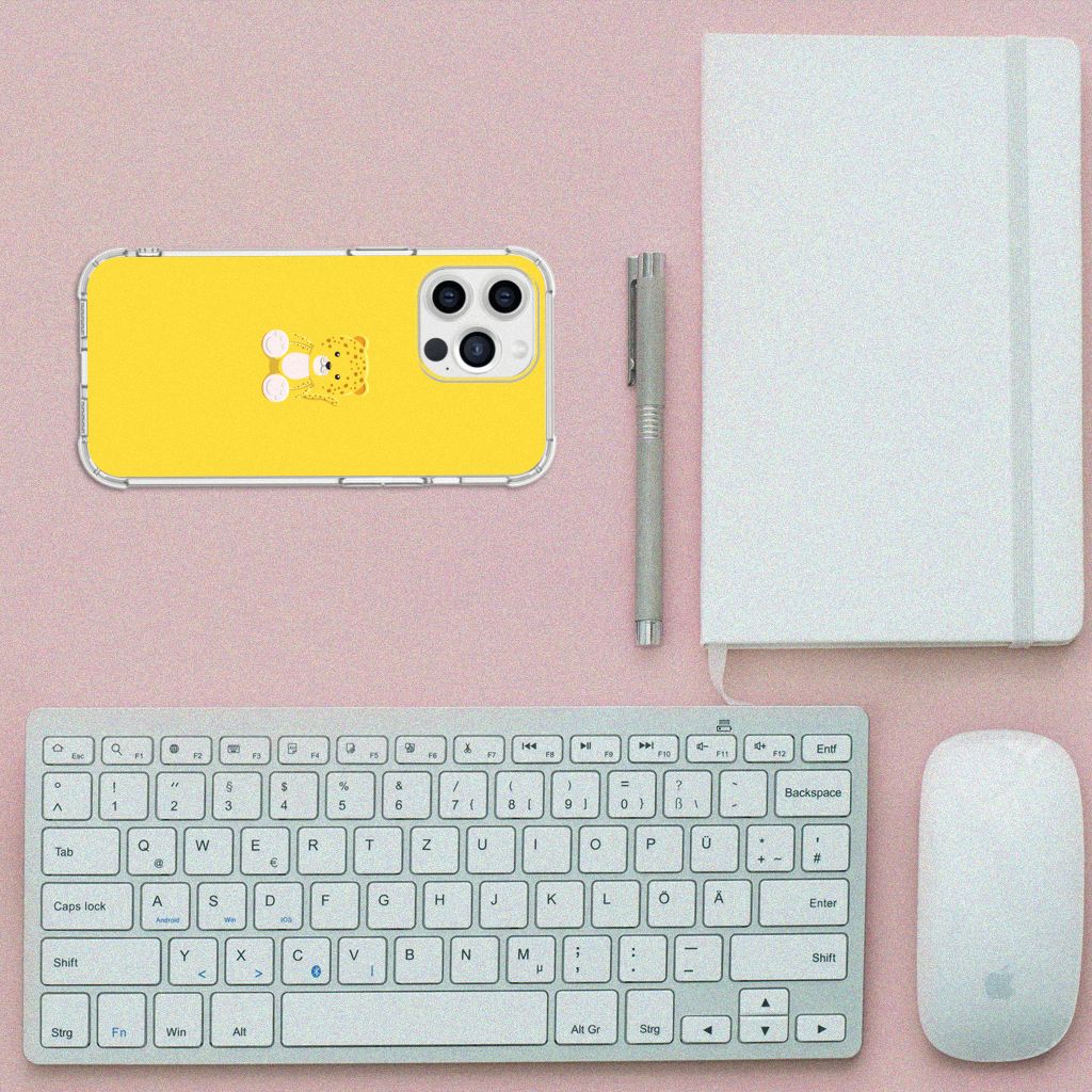 iPhone 13 Pro Max Stevig Bumper Hoesje Baby Leopard op een bureau naast een toetsenbord en notitieboek.