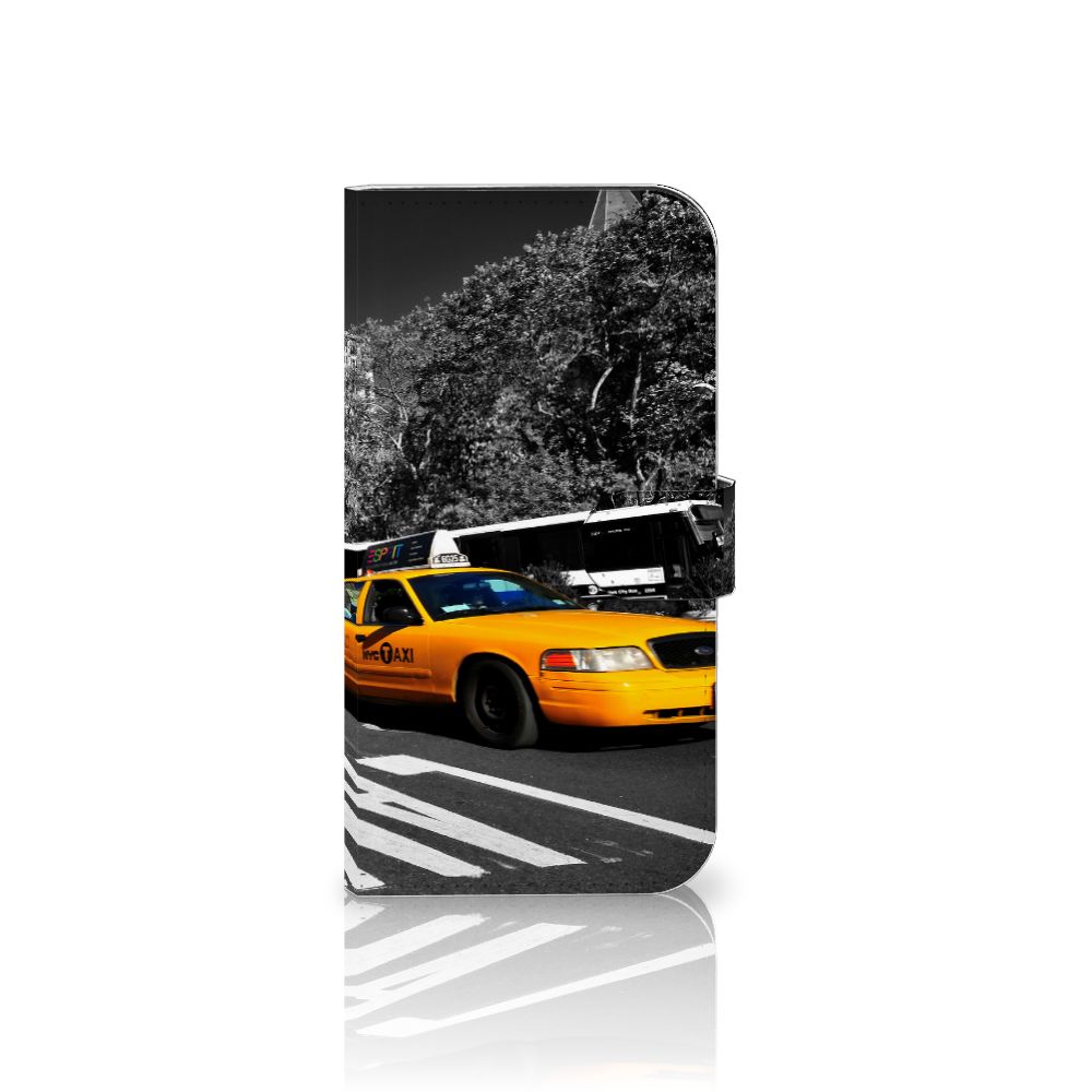 iPhone 15 Plus Flip Cover New York Taxi met iconische gele taxi op de voorgrond 🚕.
