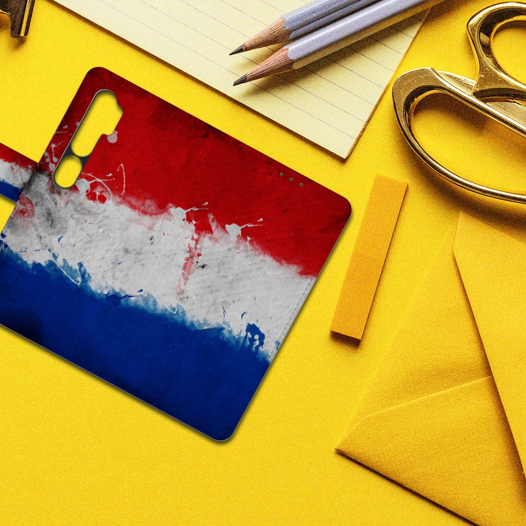 Xiaomi Mi Note 10 Pro Bookstyle Case Nederland met artistiek ontwerp van de Nederlandse vlag op een gele achtergrond.