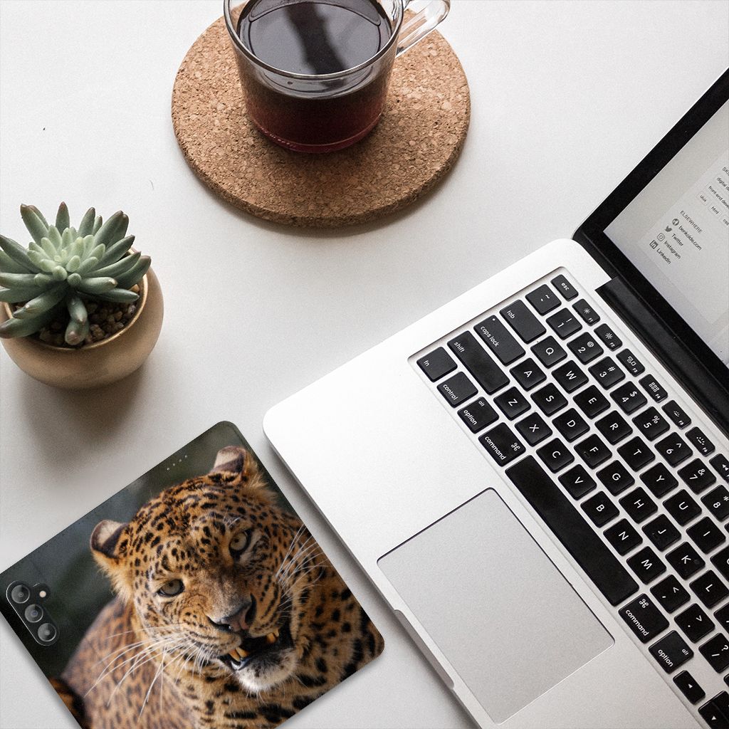 Samsung Galaxy A14 5G Hoesje maken Luipaard op bureau met laptop en planten.