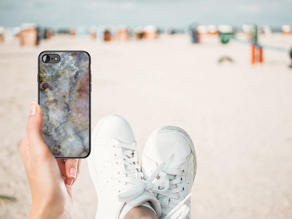 iPhone SE 2022 | SE 2020 | 7/8 Marmeren Print Telefoonhoesje Marmer Grijs in hand met sneakers op het strand.