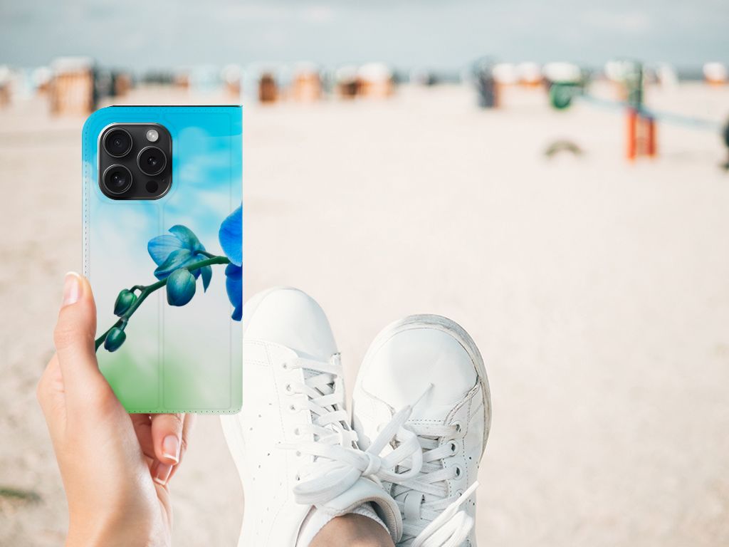 iPhone 15 Pro Smart Cover Orchidee Blauw - Cadeau voor je Moeder met bloemenmotief bij strand 🌊