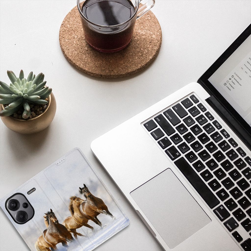 Xiaomi Redmi Note 13 Pro Plus Hoesje maken Paarden met paardenprint naast een laptop en een kopje koffie.