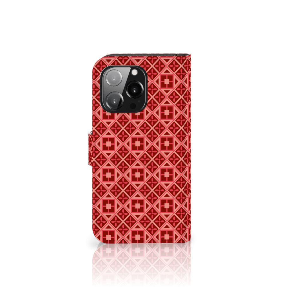 iPhone 13 Pro Telefoon Hoesje Batik Rood met stijlvolle rode batikprint en geometrisch ontwerp.
