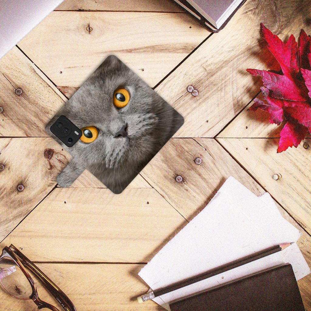 Telefoonhoesje met Pasjes Xiaomi 13 Lite Britse Korthaar met opvallende kattenillustratie op een houten tafel.