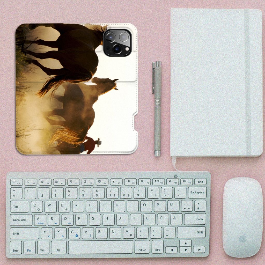 iPhone 14 Pro Max Hoesje maken Design Cowboy met paardenprint op bureau met toetsenbord en notitieboek