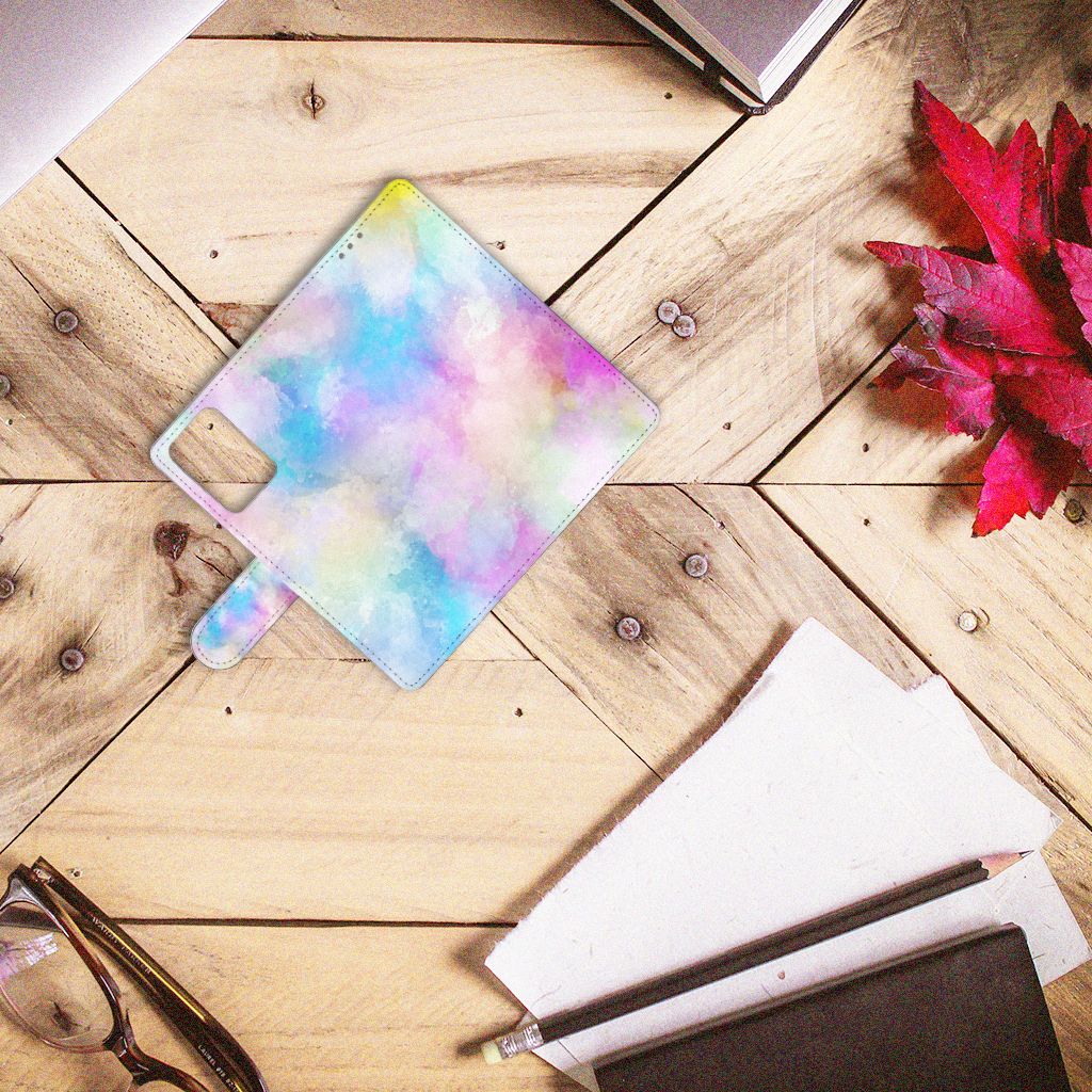 Hoesje Xiaomi Redmi Note 10 Pro Watercolor Light op een houten tafel met kantoorbenodigdheden eromheen.