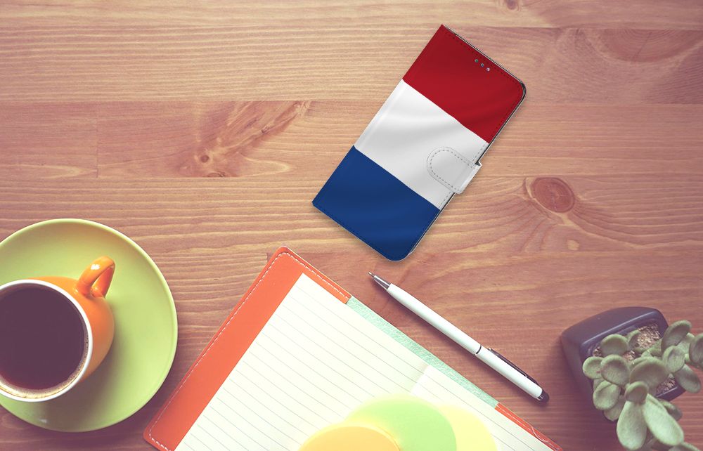OnePlus Nord N10 Bookstyle Case Nederlandse Vlag op een bureau met koffie en notitieboek