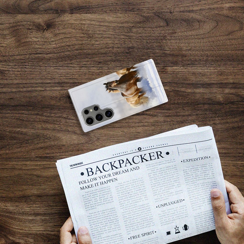 Samsung Galaxy S24 Ultra Hoesje maken Paarden met afbeelding van een paard op een houten tafel.