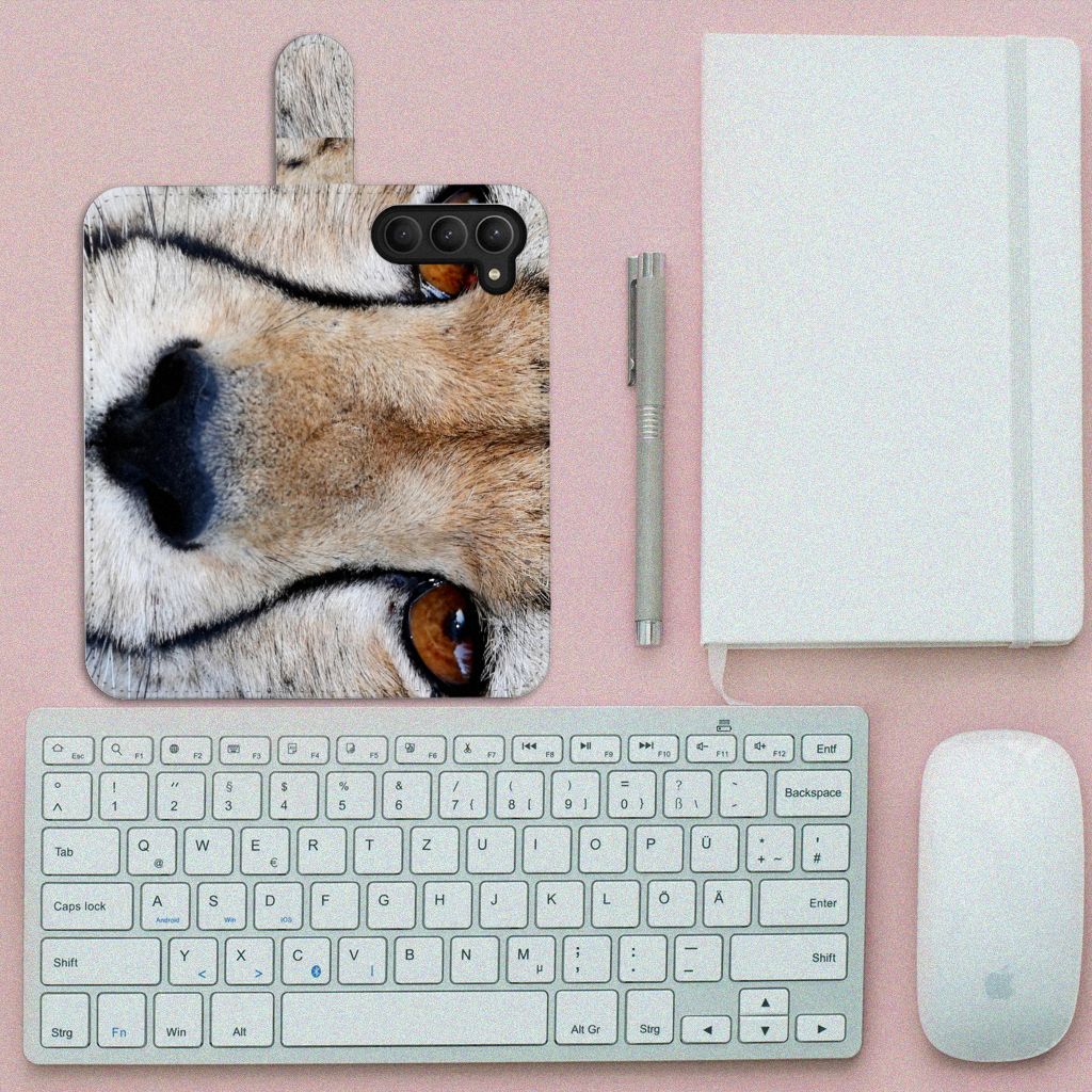 Samsung Galaxy S23 Telefoonhoesje met Pasjes Cheetah op een bureau met toetsenbord en notitieboek.