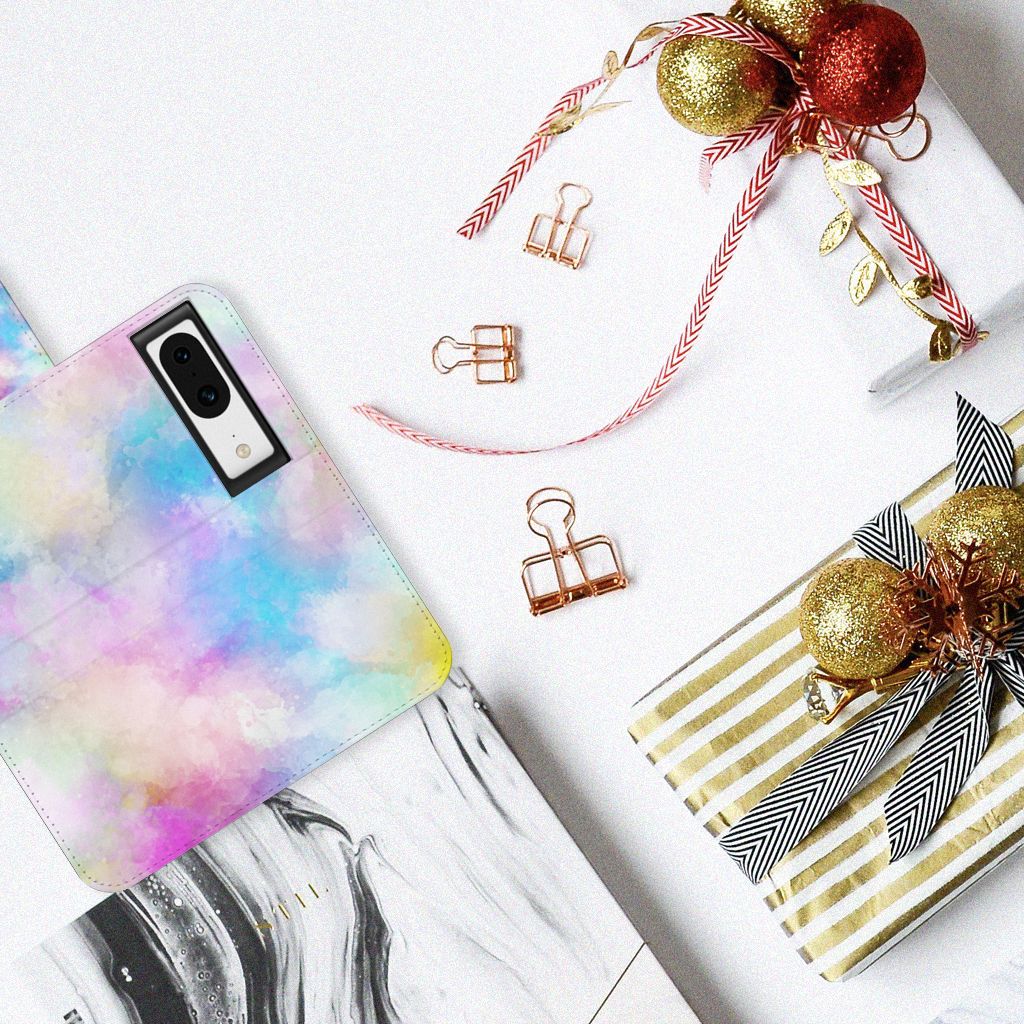 Hoesje Google Pixel 8 Watercolor Light met pastelkleuren en accessoires op een tafel.