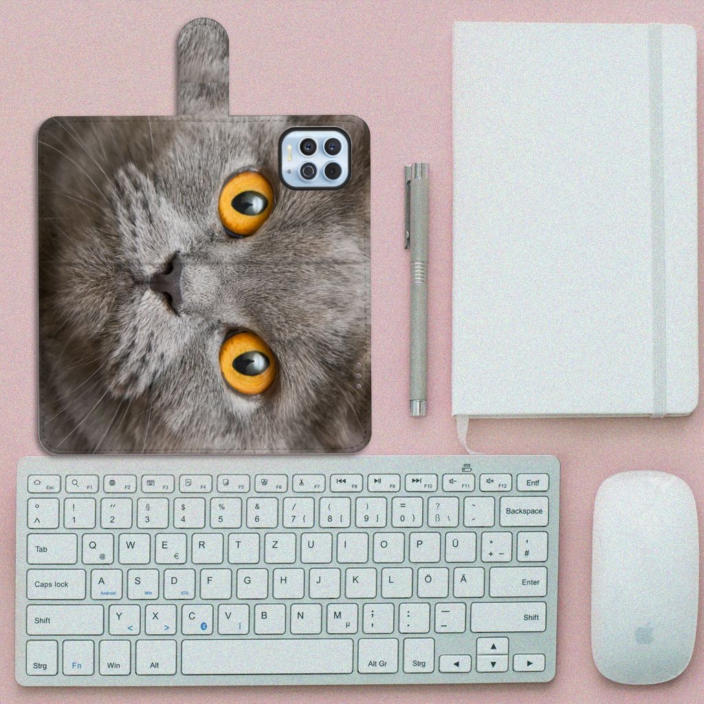 Telefoonhoesje met Pasjes Motorola Moto G100 Britse Korthaar op bureau met toetsenbord en notitieboek