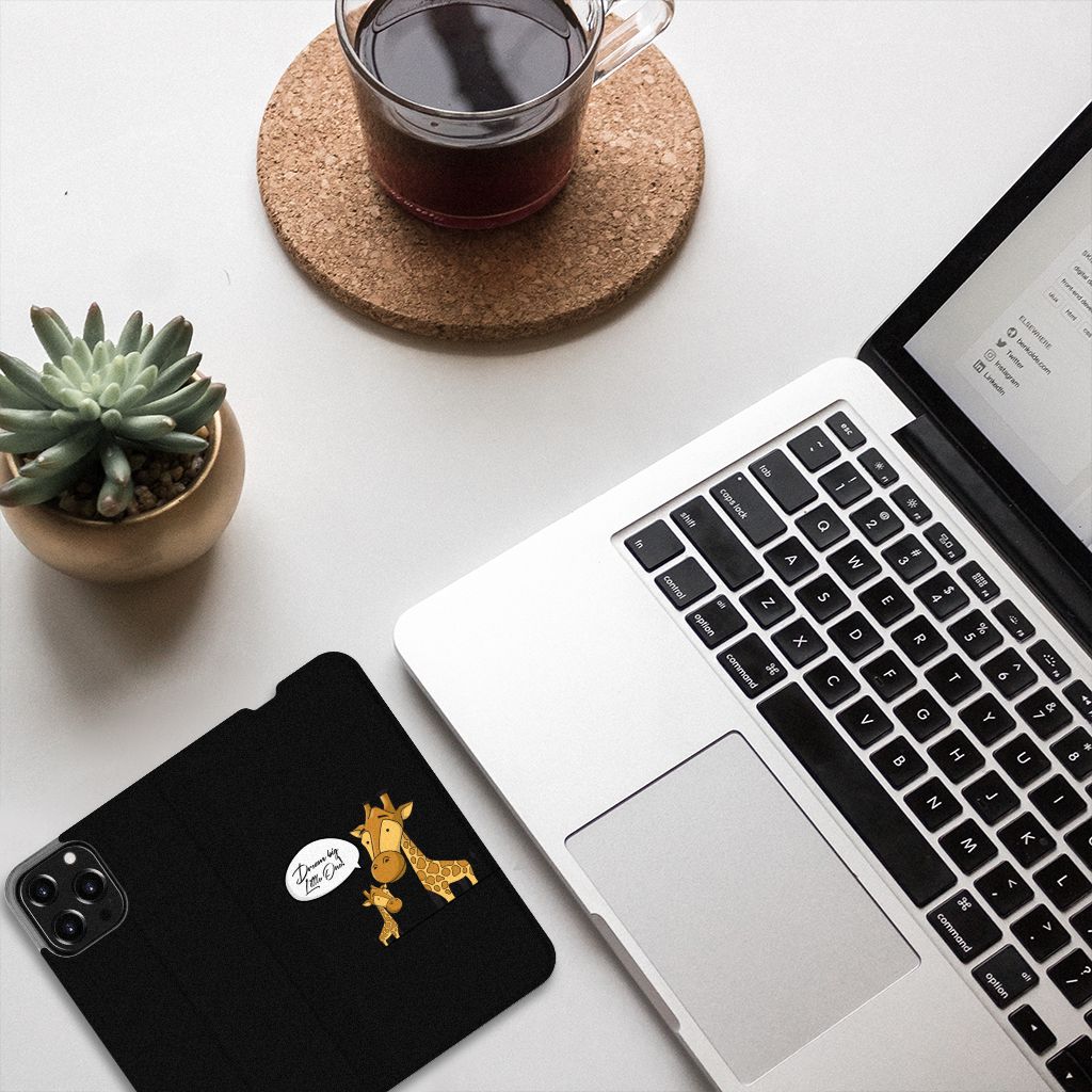 iPhone 13 Pro Max Magnet Case Giraffe met een leuk giraffe design, geplaatst naast een laptop en een plant.
