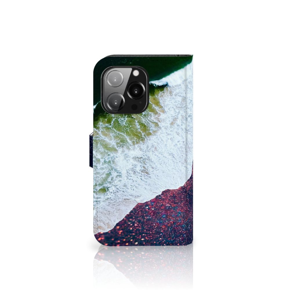 iPhone 13 Pro Book Case Sea in Space met een uniek design dat de zee en ruimte combineert. 🌊