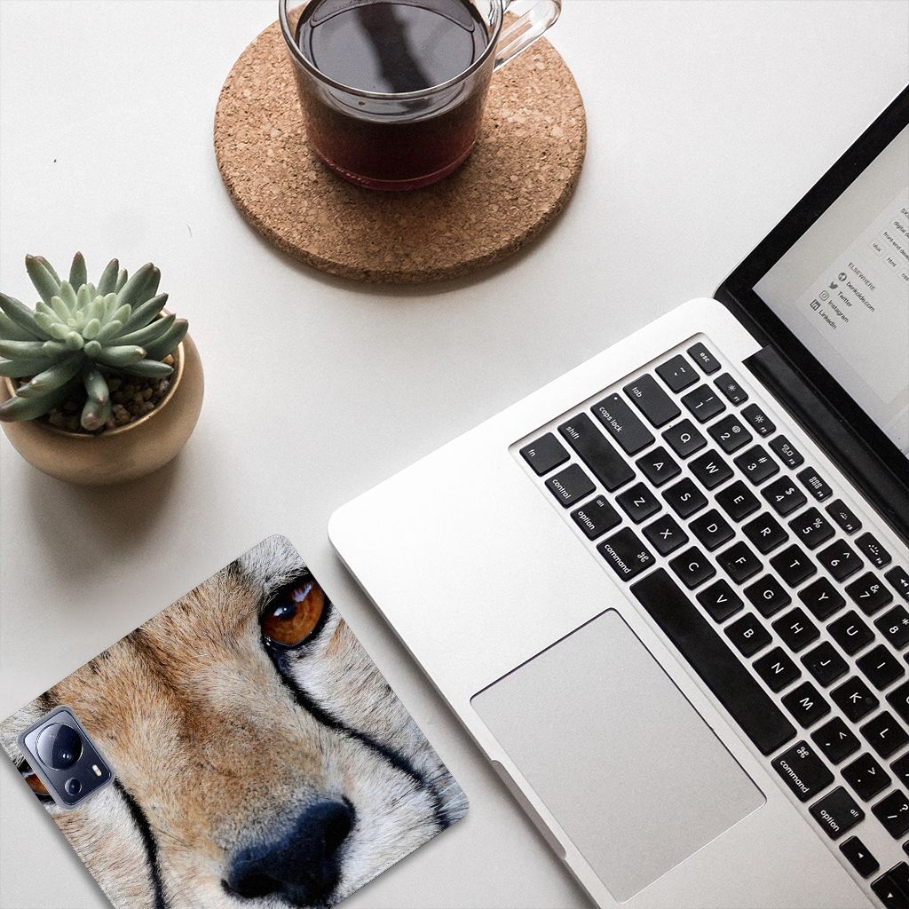 Xiaomi 13 Lite Hoesje maken Cheetah met close-up van een jachtluipaard, geplaatst op een bureau met een laptop.