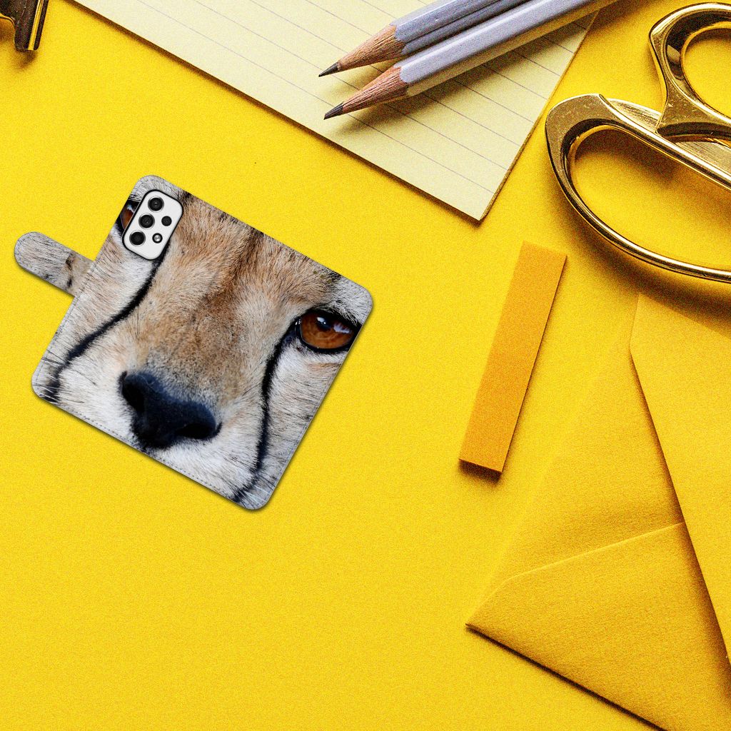 Samsung Galaxy A53 Telefoonhoesje met Pasjes Cheetah close-up van de cheeta op gele achtergrond.