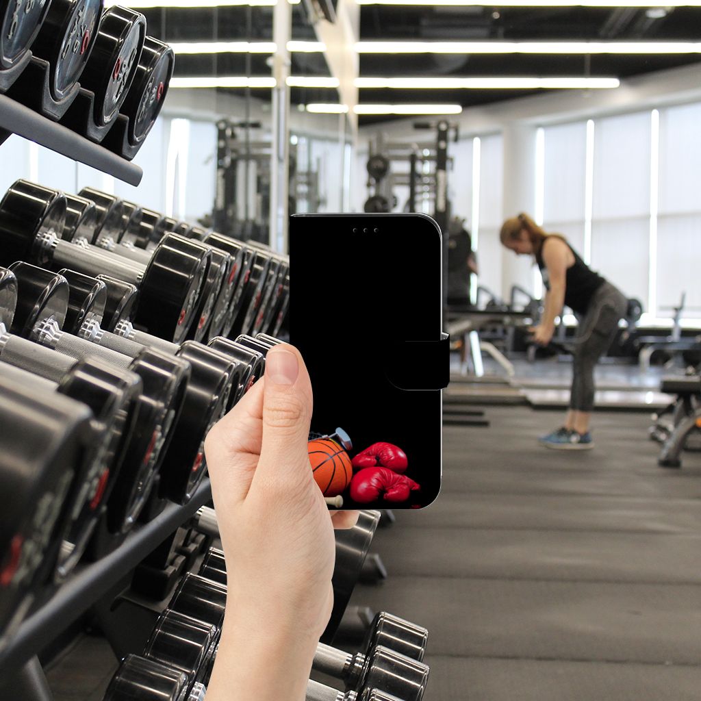 iPhone 13 Pro Wallet Case met Pasjes Sports in hand met sportschoen en gewichten op achtergrond.