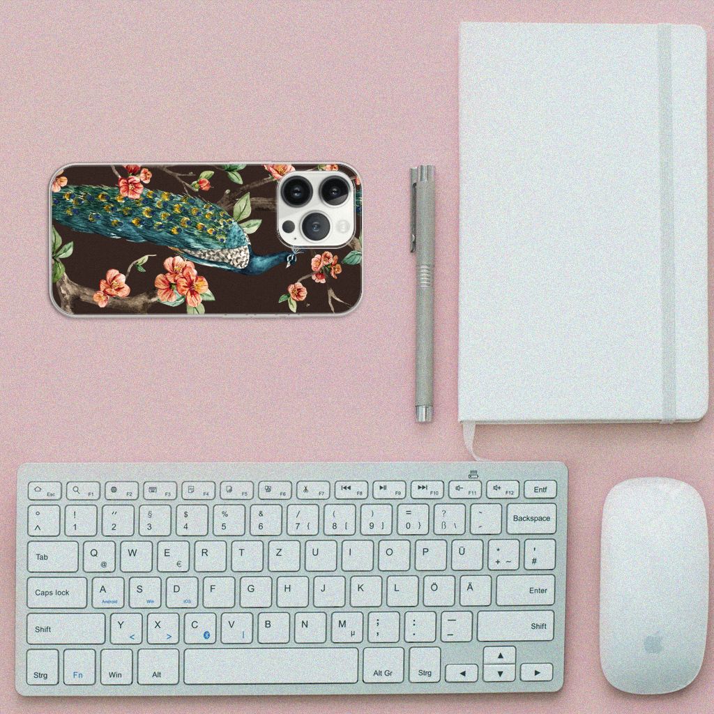 iPhone 13 Pro Max TPU Hoesje Pauw met Bloemen met kleurrijk design op een bureau met toetsenbord en notitieboek.