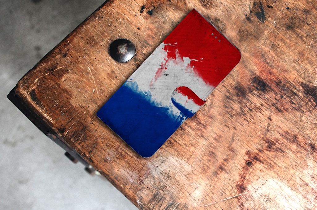 Samsung Galaxy S21 Plus Bookstyle Case Nederland met artistiek design van de Nederlandse vlag op een houten tafel.