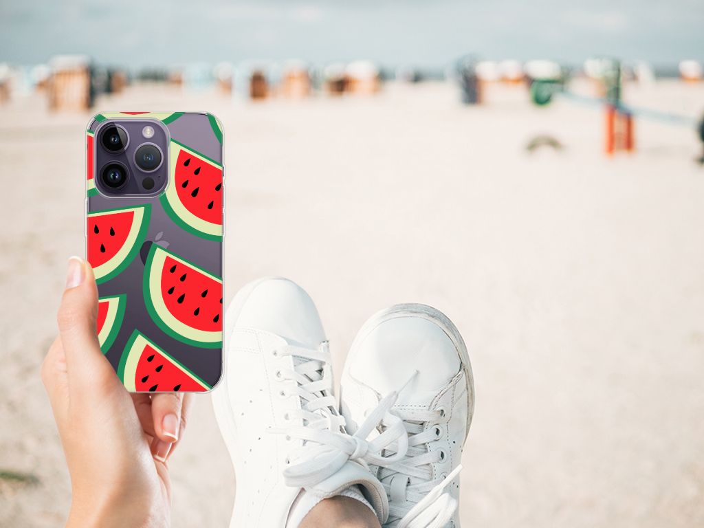 Apple iPhone 14 Pro Siliconen Case Watermelons met kleurrijk watermeloen design op het strand 🍉.