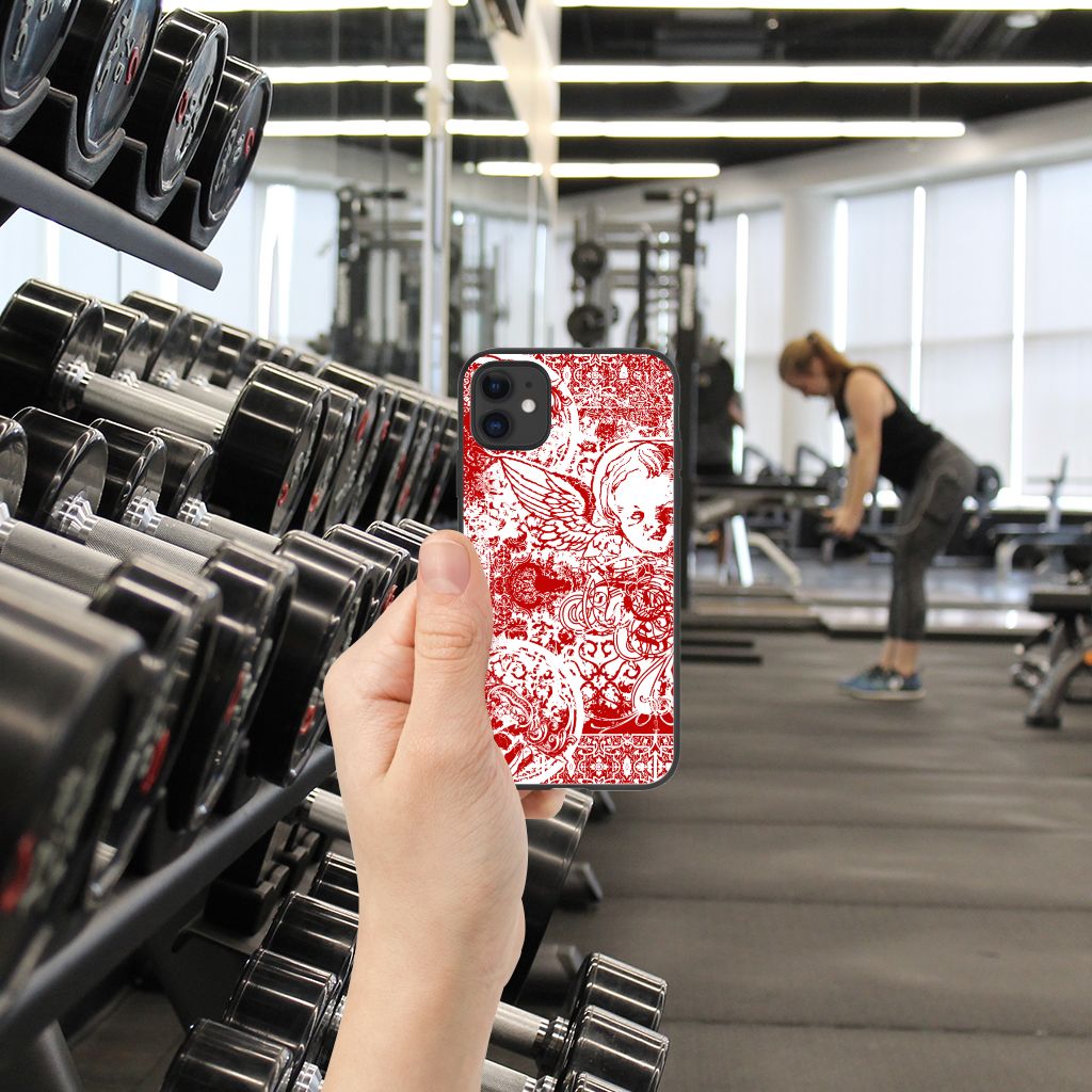 Telefoonhoesje iPhone 11 Angel Skull Rood in gebruik in sportschool met gewichten op achtergrond