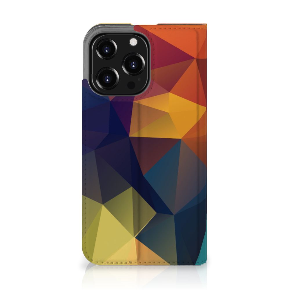 iPhone 13 Pro Stand Case Polygon Color met kleurrijke driehoeken en abstracte patronen.