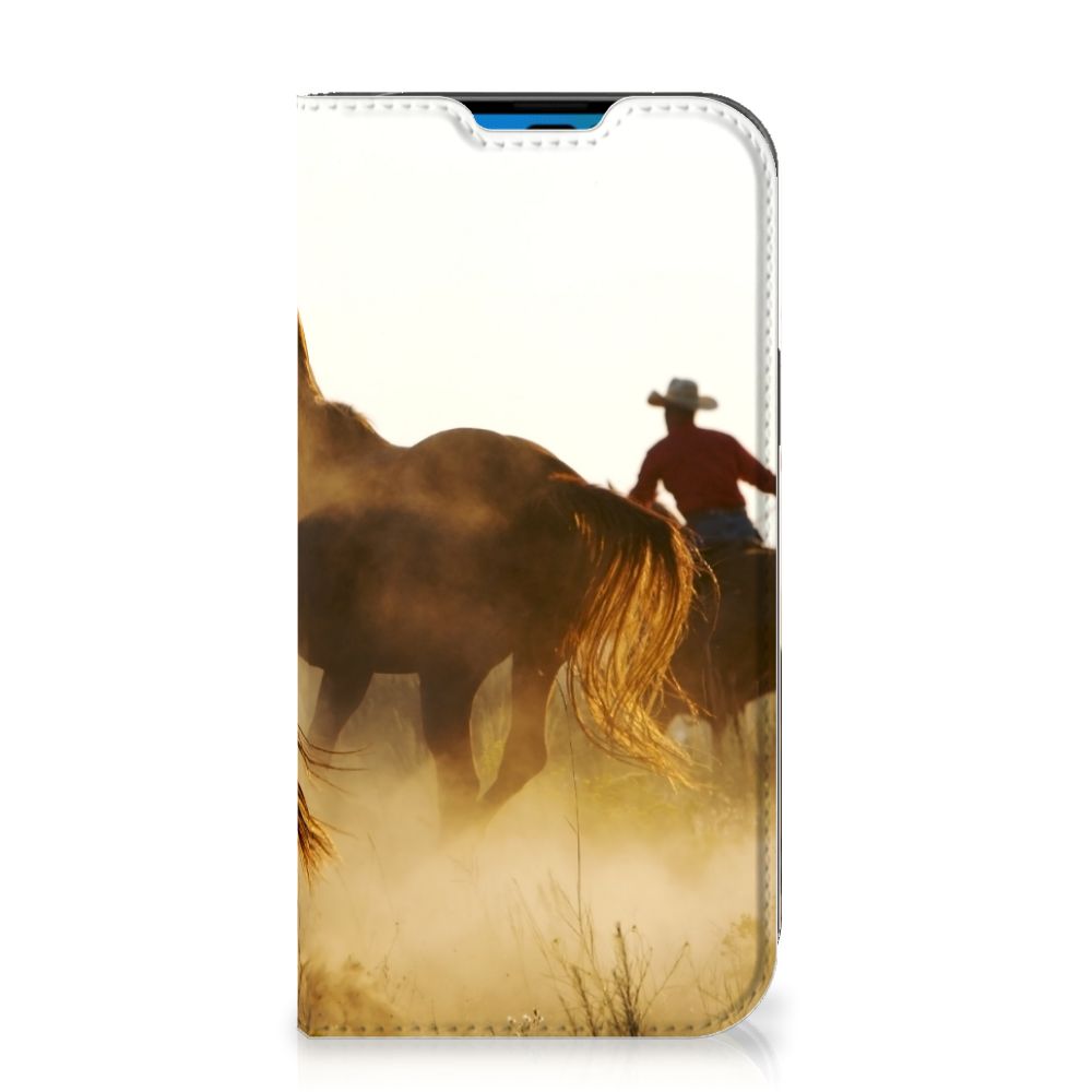 iPhone 14 Pro Hoesje maken Design Cowboy met paarden en cowboy in een stoffige omgeving.