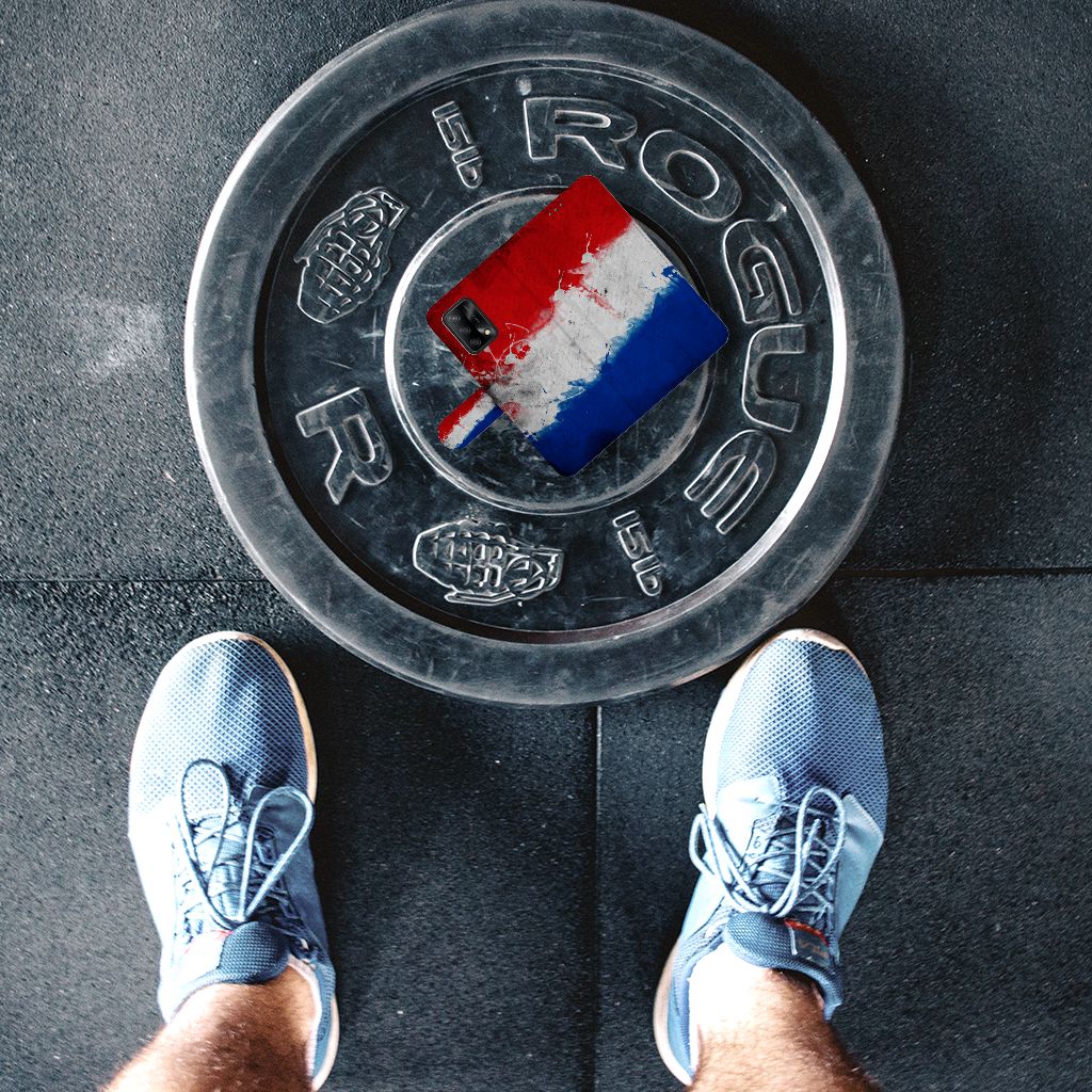 OPPO A74 4G Bookstyle Case Nederland op gewichtslam met blauwe schoenen en Nederlandse vlag kleuren