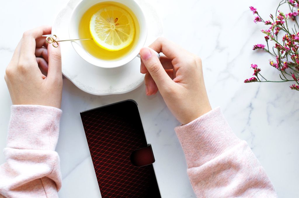Nokia XR21 Telefoon Hoesje Geruit Rood met een hand en thee op een marmeren tafel.