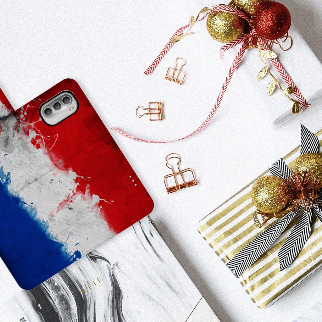 Motorola Moto G51 5G Bookstyle Case Nederland met design van de Nederlandse vlag op een tafel met geschenken.