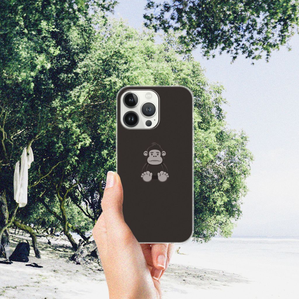 iPhone 13 Pro Max Telefoonhoesje met Naam Gorilla met schattig aapje design 🌟 in hand op het strand.