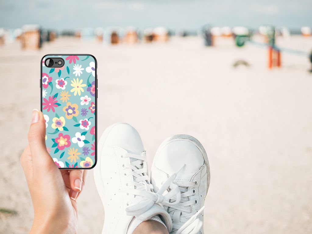 iPhone SE 2022 | SE 2020 | 7/8 Bloemen Hoesje Flower Power op een strand met kleurrijke bloemen en sneakers.