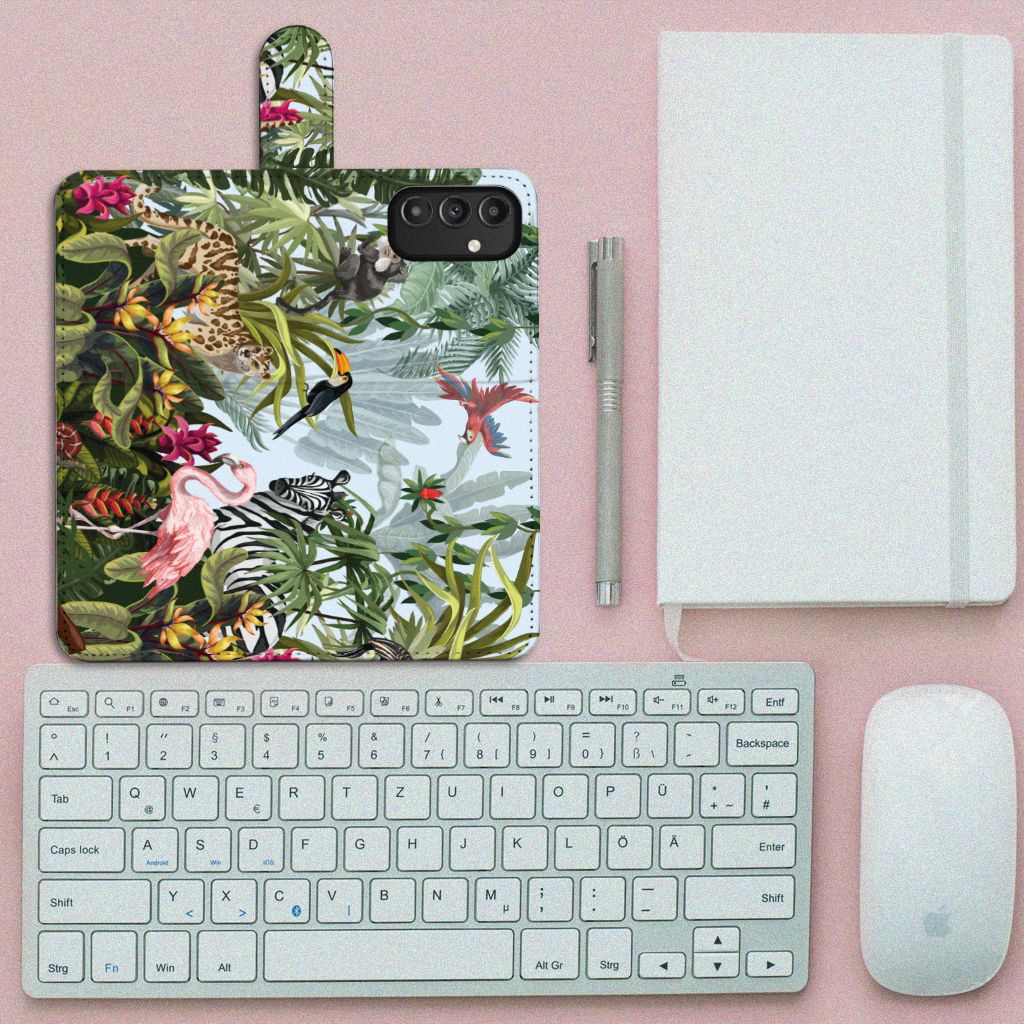 Telefoonhoesje met Pasjes voor Samsung Galaxy A14 4G Jungle op een bureau met toetsenbord en notitieboekje.