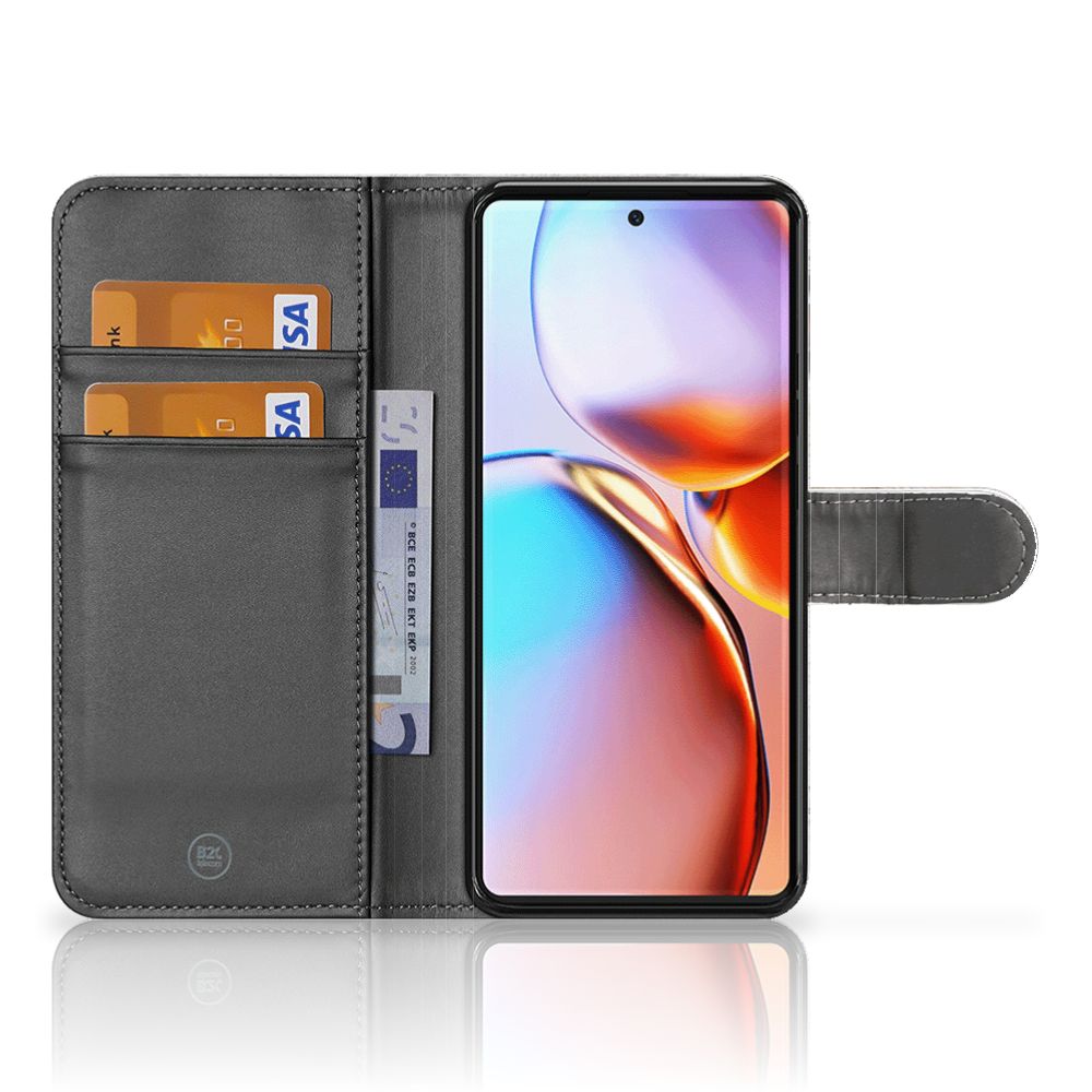 Motorola Edge 40 Pro Telefoonhoesje met Pasjes Cheetah met ruimte voor 3 pasjes en een smartphone.