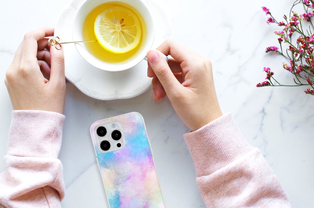 Hoesje maken iPhone 15 Pro Max Watercolor Light met pastelkleuren en comfortabele grip, naast een kopje met citroen.
