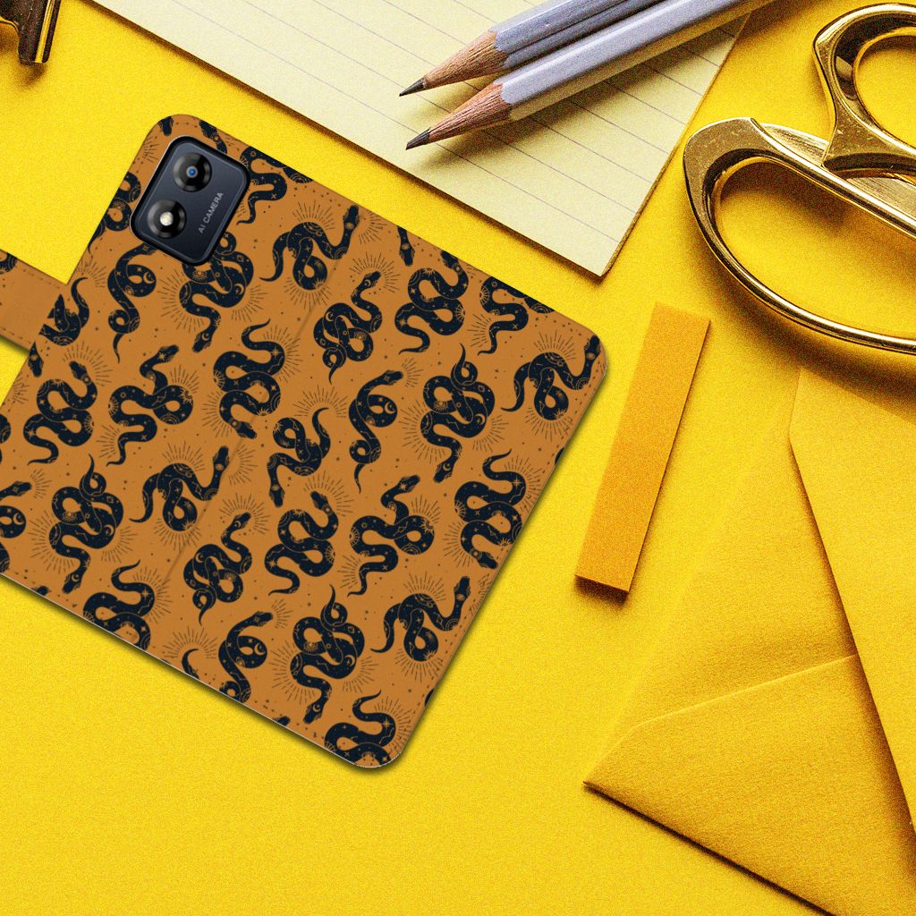Telefoonhoesje met Pasjes voor Motorola Moto E13 4G Snakes