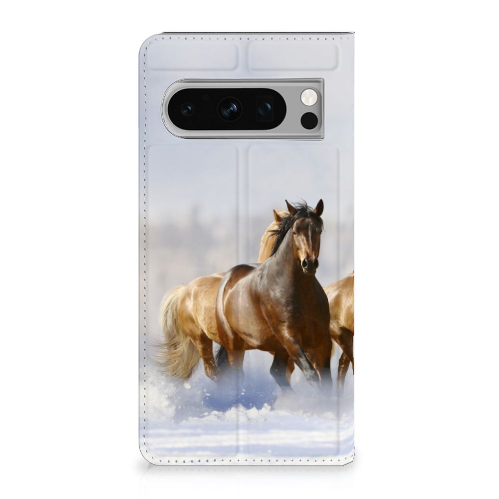 Google Pixel 8 Pro Hoesje maken Paarden met prachtige afbeelding van rennende paarden in de sneeuw.