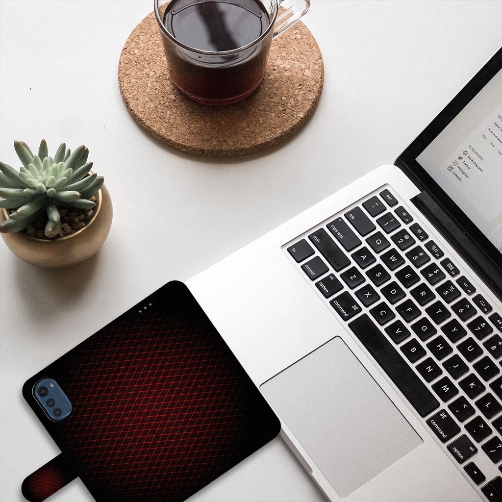 Motorola Moto E32 | Moto E32s Telefoon Hoesje Geruit Rood op bureau met laptop en plant