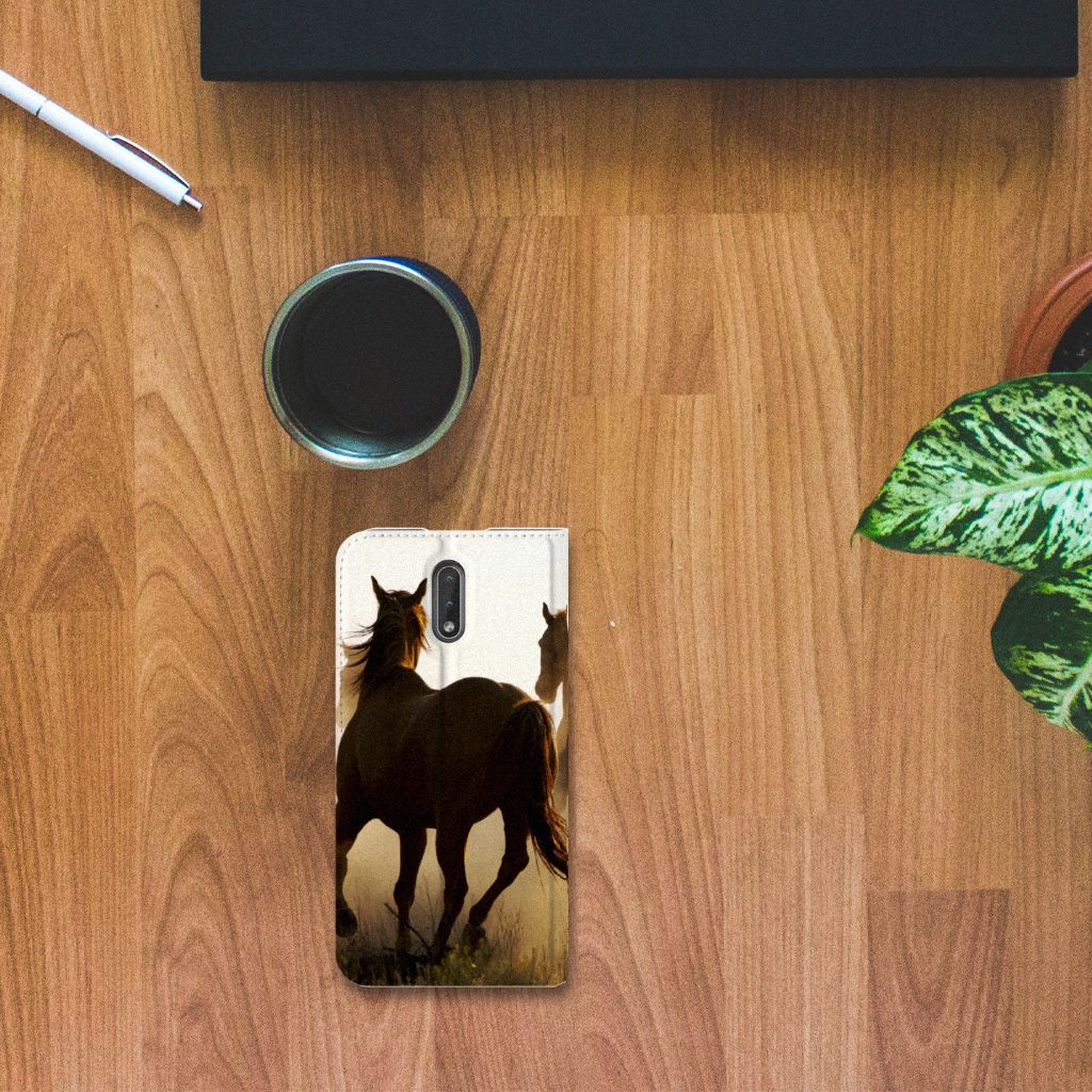 Nokia 2.3 Hoesje maken Design Cowboy met paardenprint op houten tafel.